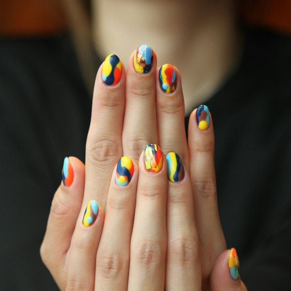 Nails with bright multicoloured swirl art